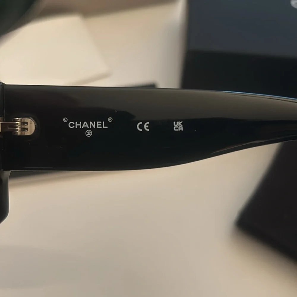 COPY - CHANEL Black Oversized Sunglasses with Tinted Lenses and Distinctive Tem… - Picture 8 of 10